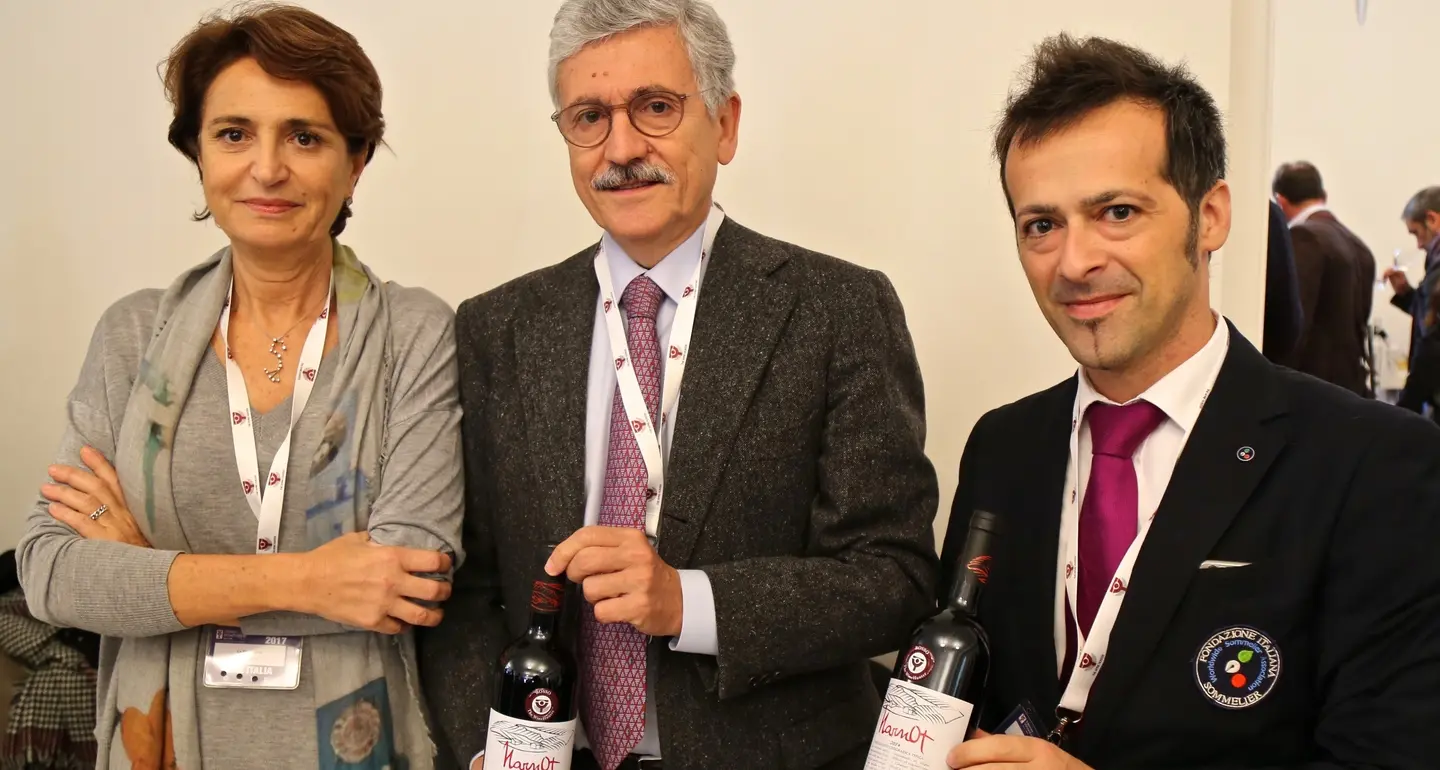 D’Alema: «Faccio il promoter e adoro il Pinot nero francese»
