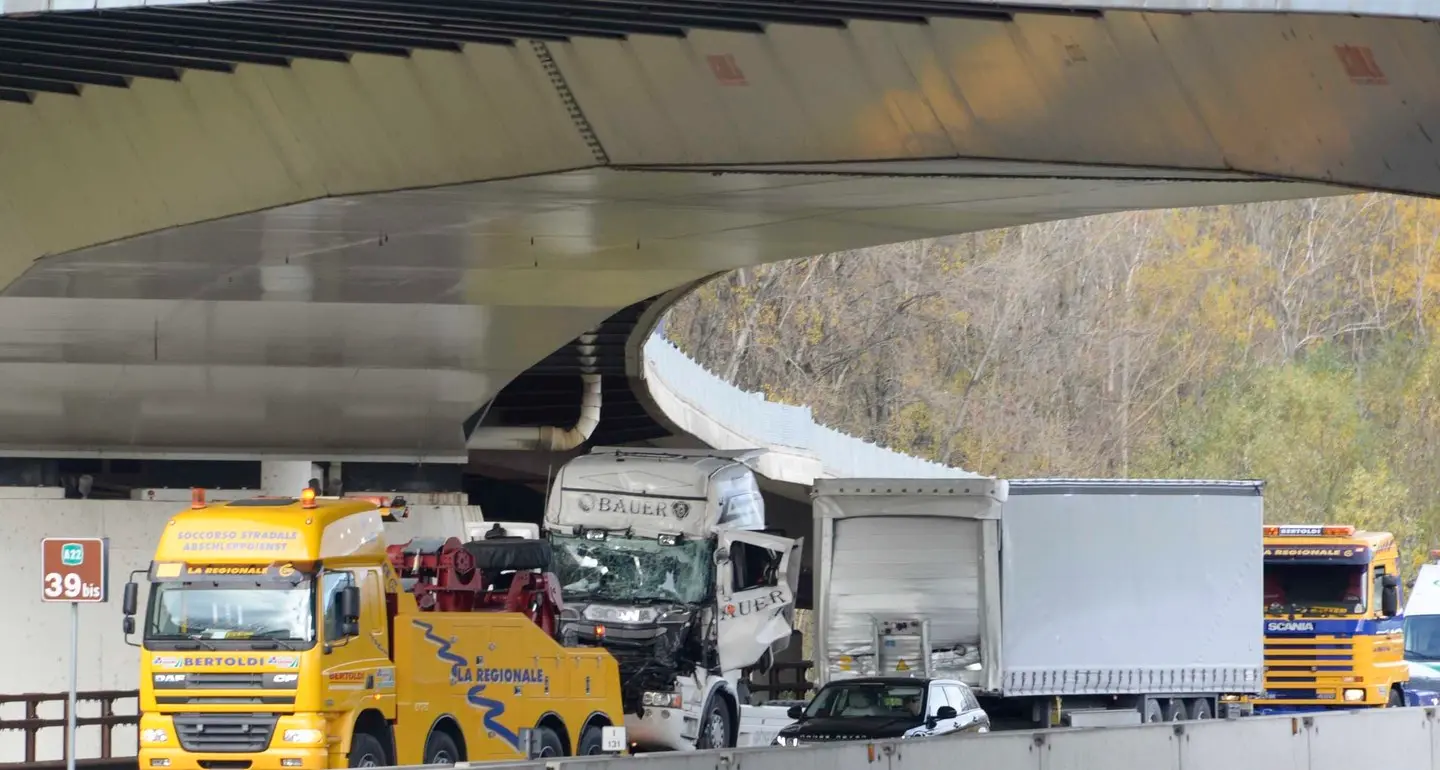 Muore schiacciato nello schianto fra Tir