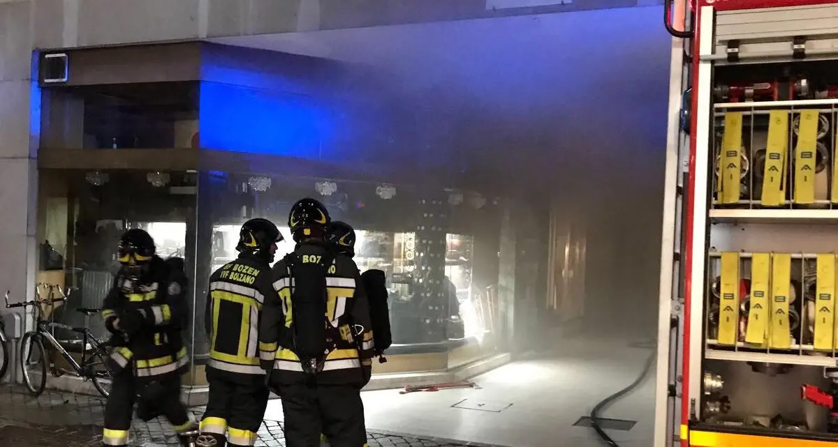 Allarme incendio in pieno centro a Bolzano