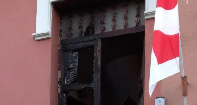 Ostia: incendiato portone circolo Pd