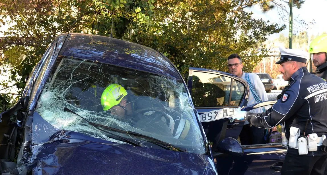 Via Roma, la 27enne resta grave