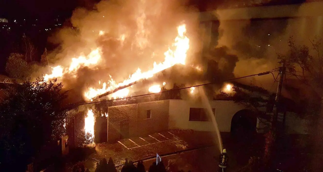 Lagundo, il lido distrutto da un incendio