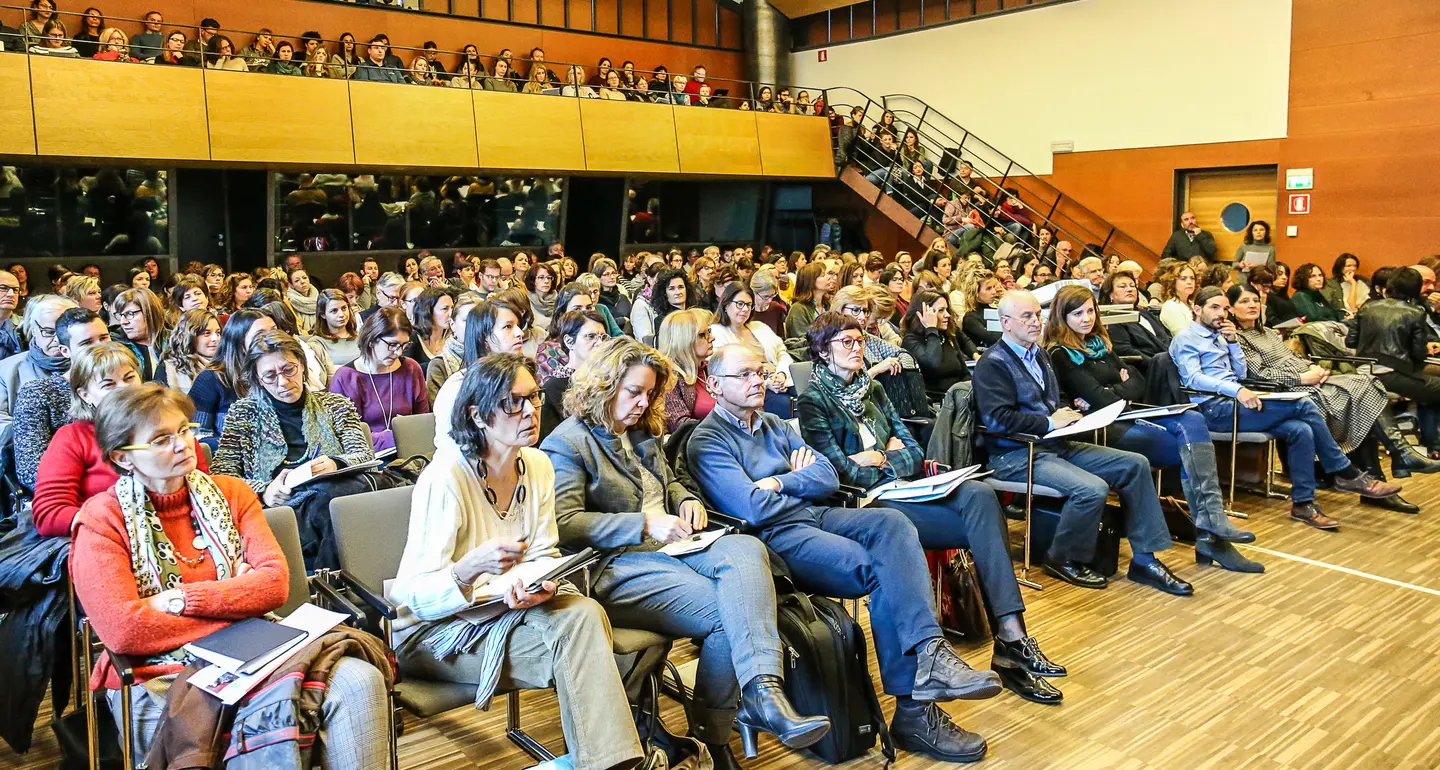 Troppi genitori «connessi» che trascurano i loro figli