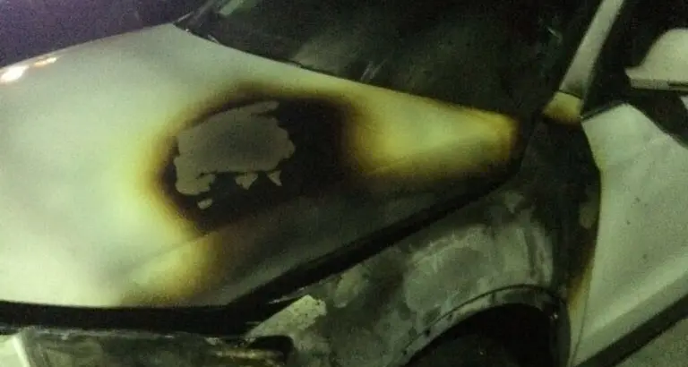 Egna, le bruciano l'auto mentre è al ristorante