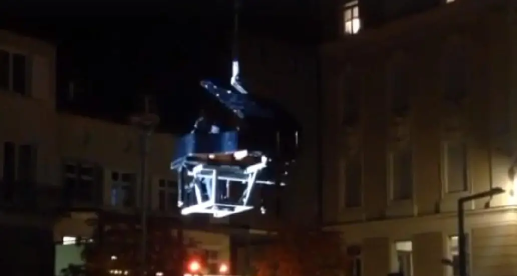 Apre il Mercatino di Merano, un pianista suona sospeso sopra la folla