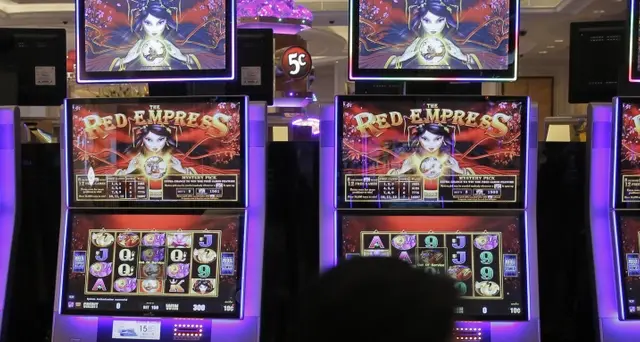 Lascia le figlie in auto per giocare alle slot