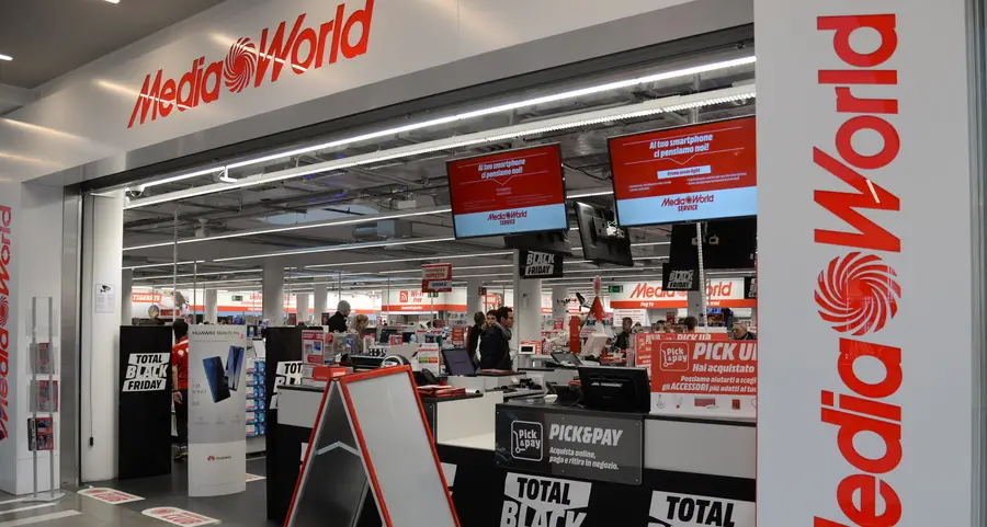 Merano, Black Friday movimentato: tenta il furto e picchia una commessa