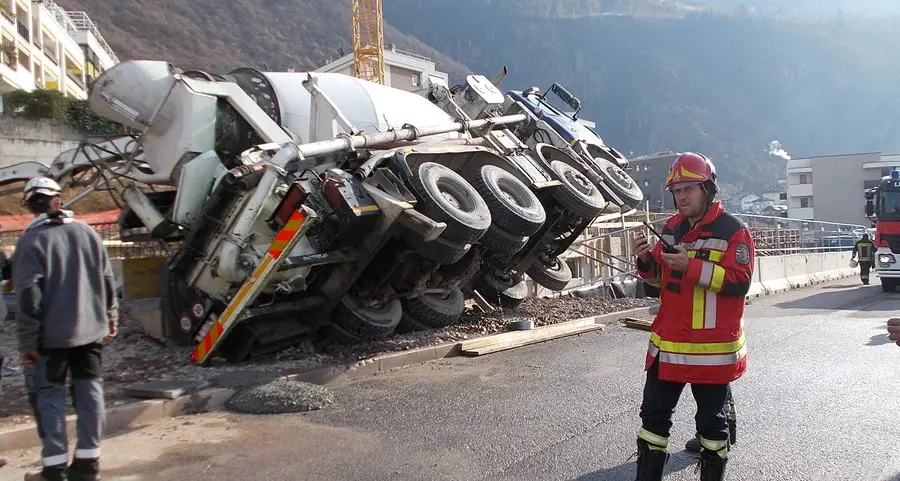 Cede il terreno e la betoniera rischia di capovolgersi, autista illeso