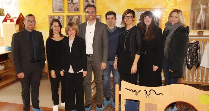 Deeg visita il nido: «Struttura essenziale per la crescita»