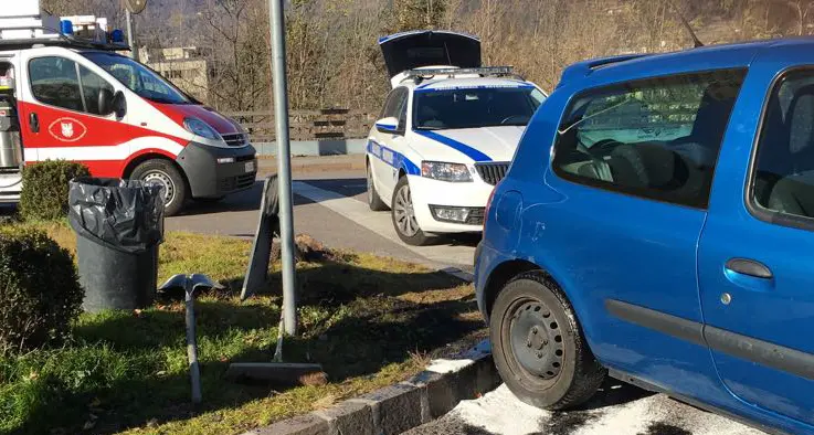 Sbanda ed esce di strada, illeso