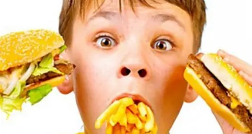 Viva la dieta mediterranea, basta con il cibo spazzatura