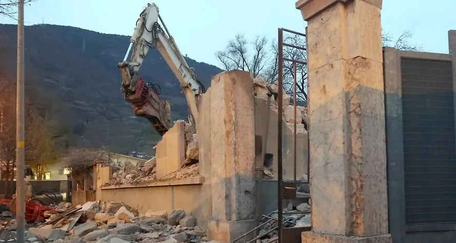 È stata demolita l’ex sede del gruppo alpini dei Piani