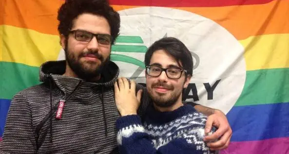 Coppia gay denuncia: «Discriminati in Alto Adige per un bacio in piscina»
