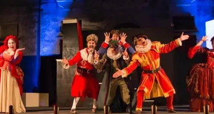 “Teatro dei Pazzi” a Lana con le comari di Windsor