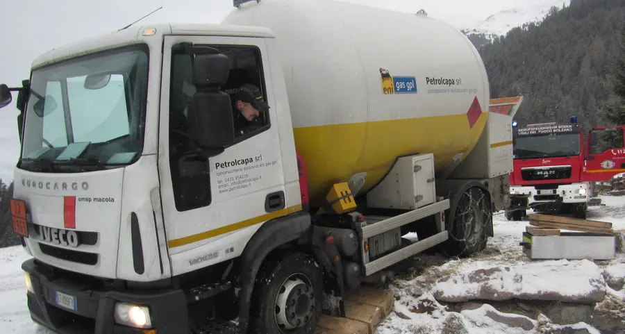 Autocisterna di Gpl fuori strada a Pennes