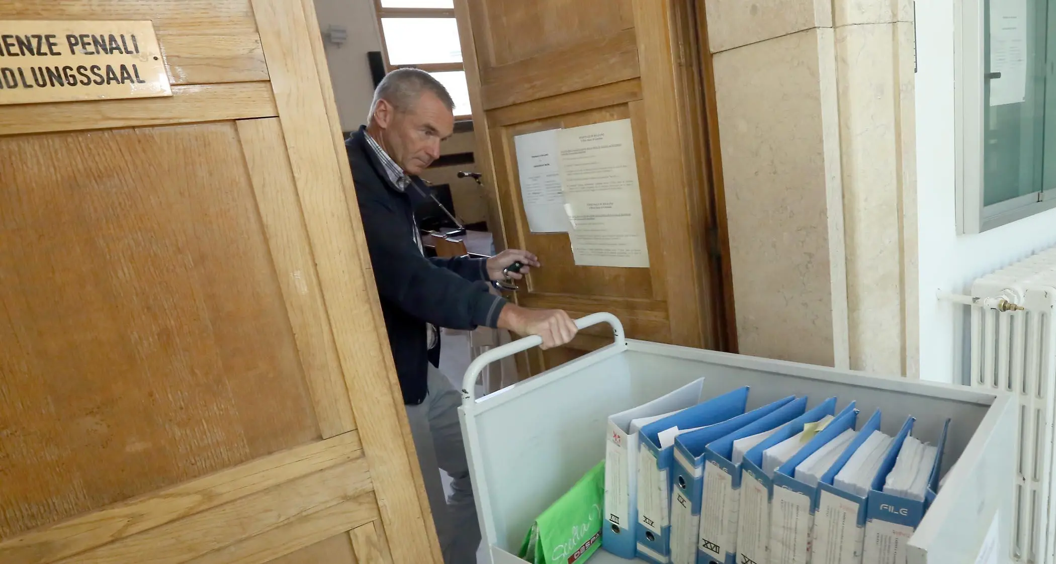 Lascia la mamma al gelo in balcone: a processo