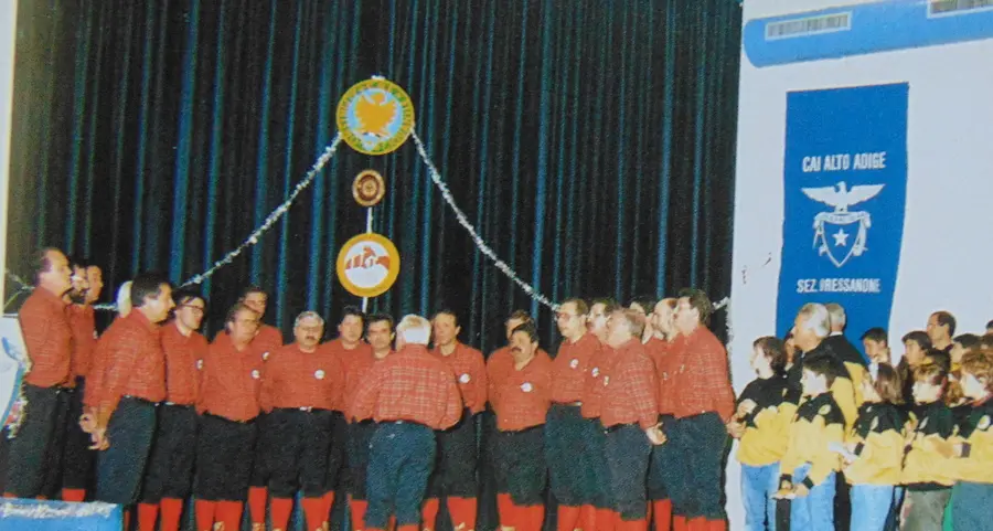 La famiglia del Cai riunita sul palco del Natale Alpino