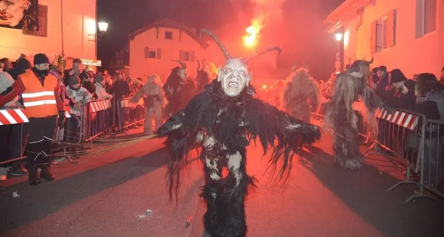 Folla alla sfilata dei Krampus tra i fuochi a Cornaiano
