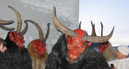 Krampus e Immacolata, la città “invasa” dai turisti