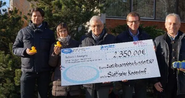 Le paperelle dell’Acquarena per il Südtiroler Kinderdorf