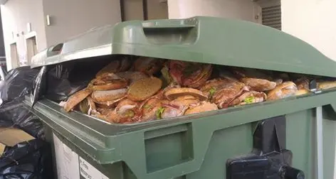 Bolzano. Cibo gettato nei cassonetti della Fiera