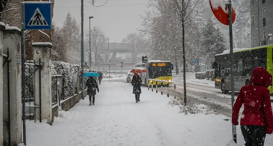 Bolzano, arriva la neve e i servizi vanno in tilt