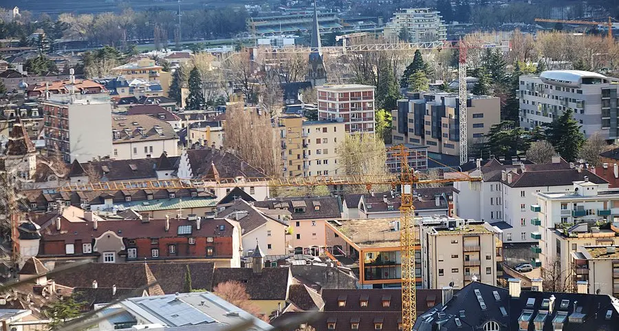 Oltre 100 gru nei cantieri, l’edilizia allontana la crisi