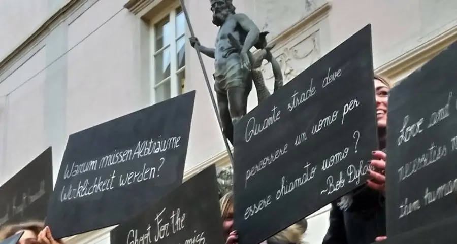 Tra le luci dei negozi il «sit-in poetico» degli studenti del liceo