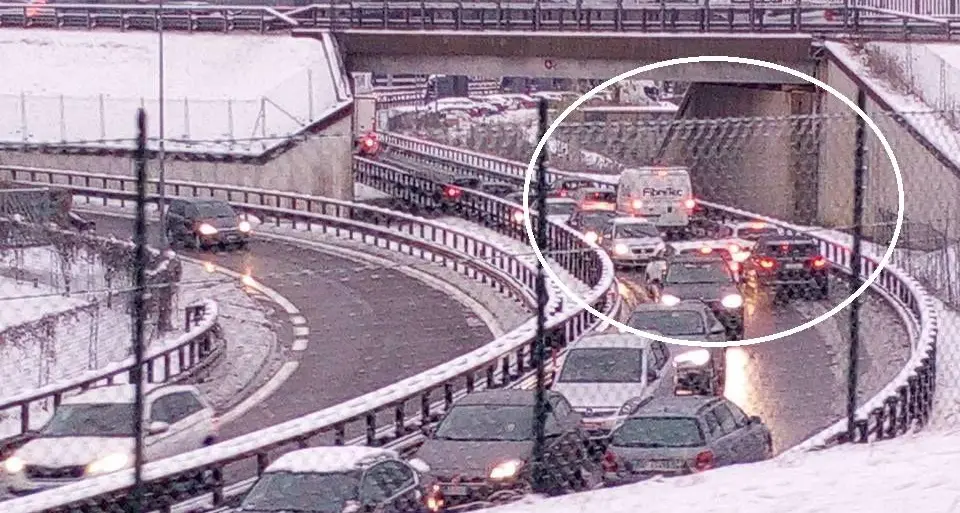 Neve, la città va in tilt: bus fermi senza catene