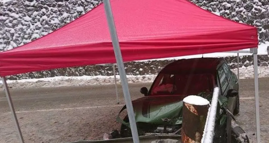 Auto contro il guardrail, due in ospedale