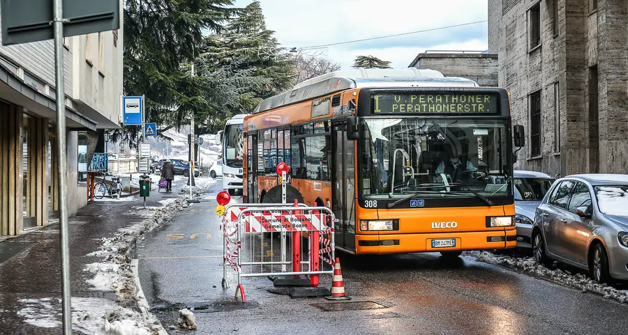 Cede l’asfalto, mini voragine in via Rosmini