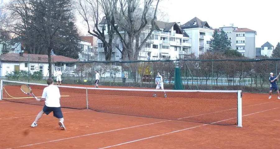 Circolo tennis, è scontro con i soci in fuga