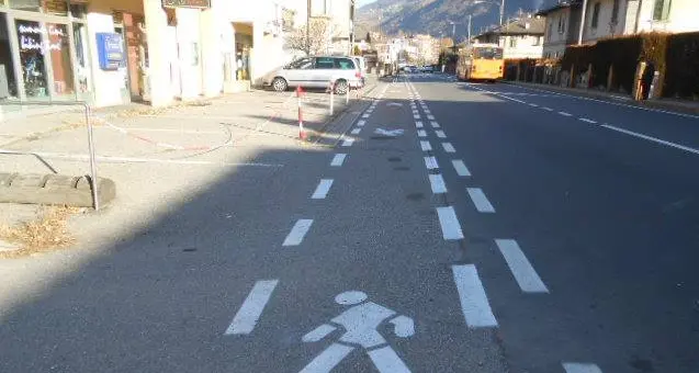 Sinigo, via Nazionale il percorso pedonale è ad alto rischio