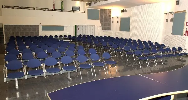 Bolzano. Via l'albero di Natale dalla sala Europa