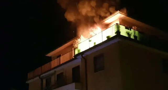 Rogo sul balcone, paura in via Venosta