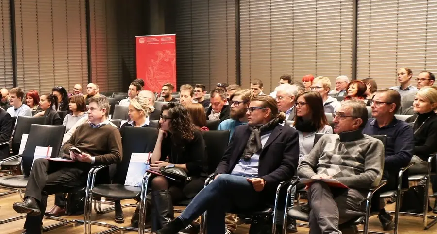 Fari su marketing digitale e strategie del mercato online