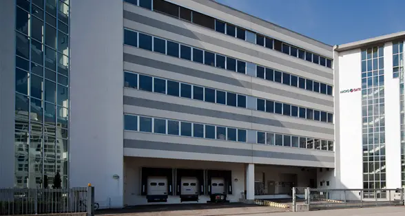 Le corse dei cammelli e le gare con i falchi, ci pensa la Microgate
