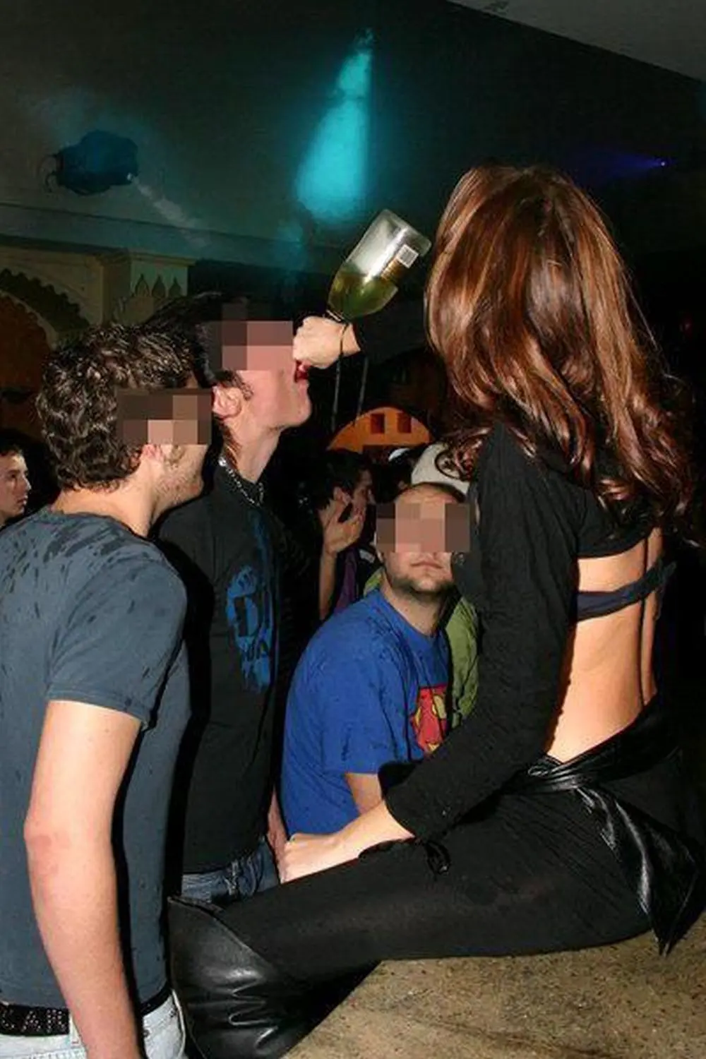 Dodicenni ubriachi fuori dalla discoteca