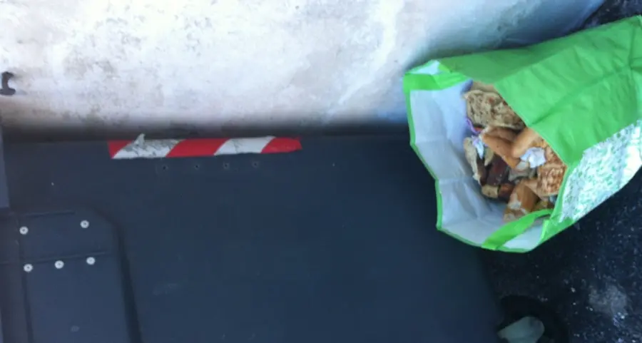 Magrè, avanzi di cibo abbandonati al cimitero