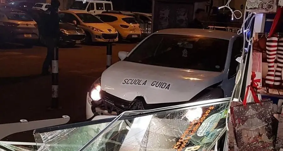 Assaltano tabaccheria con un’auto rubata