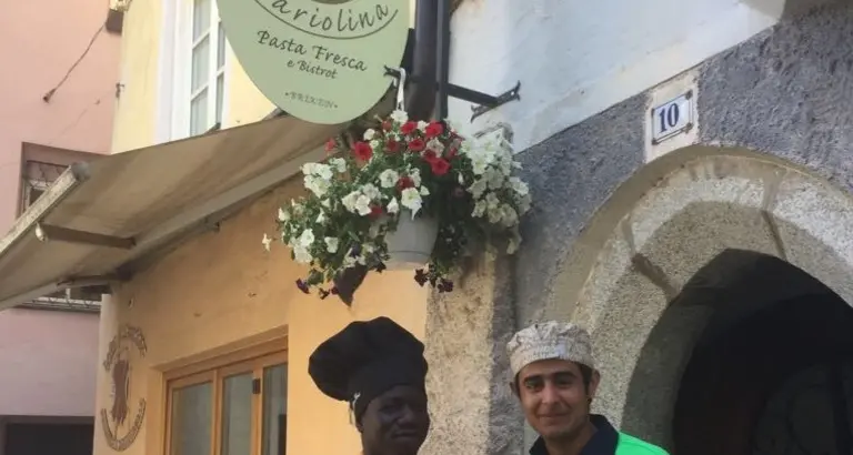 Raid vandalico alla coop che lavora con i migranti