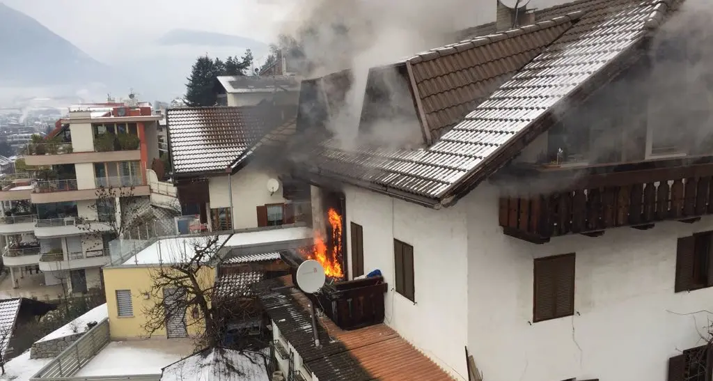 Bressanone, balcone in fiamme
