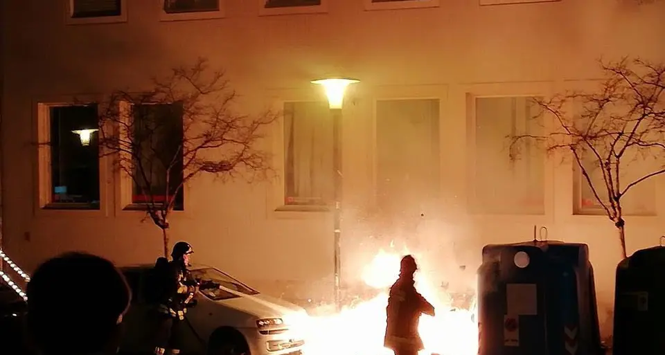Cassonetto in fiamme in via Torino