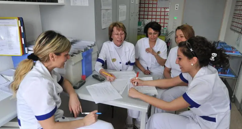 Comprensorio a caccia di infermieri e operatori sanitari