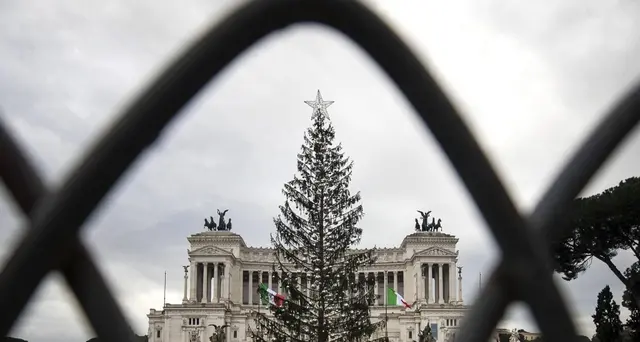 Luci spente, Roma dice addio a Spelacchio