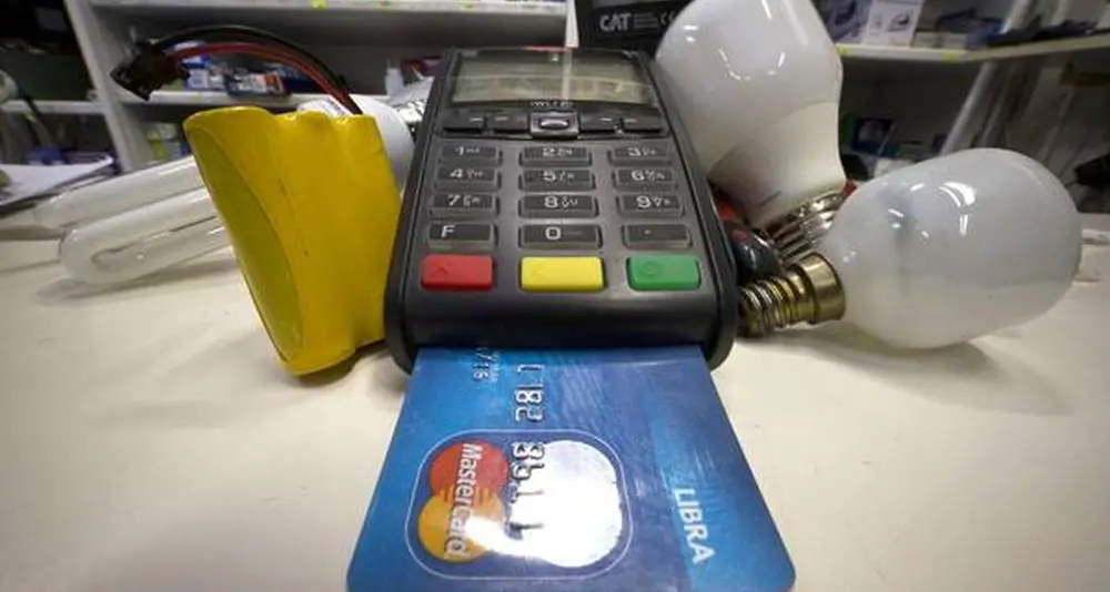 Ue, stop a costi extra su pagamenti con carte