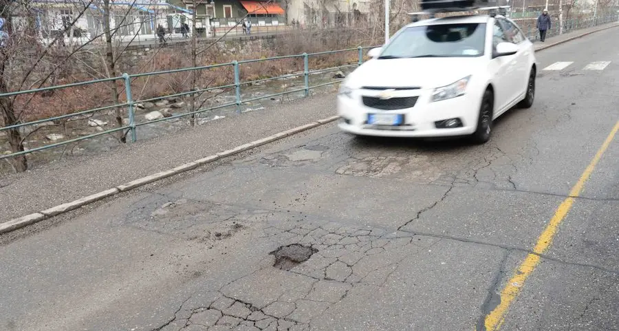 Anche in via Manzoni slalom tra le buche