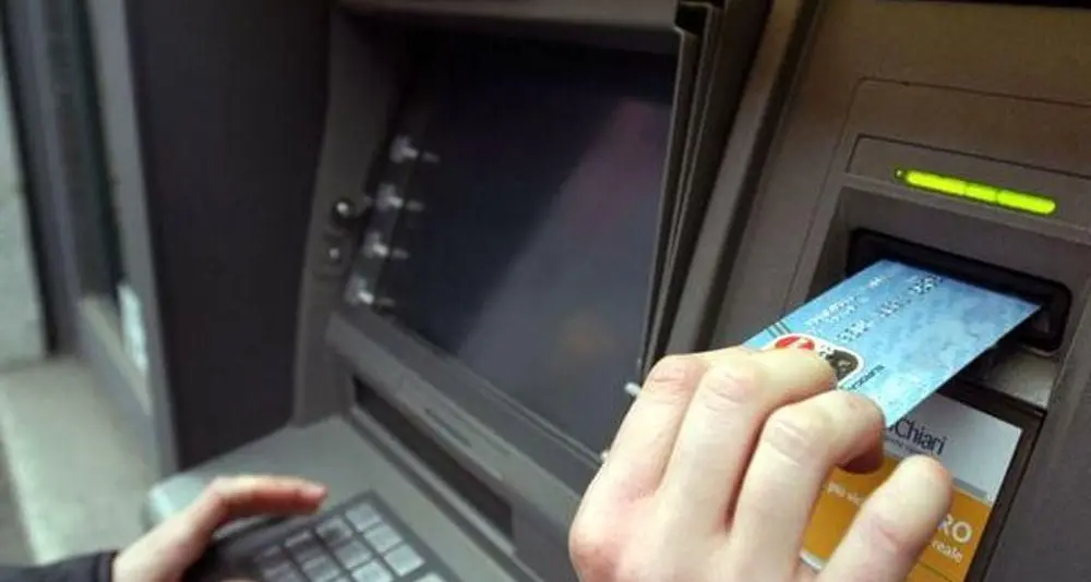 Ruba il bancomat, condannato un alpino