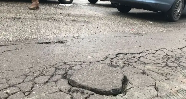 Parcheggio all’Acquarena tra buche e segnali sbiaditi