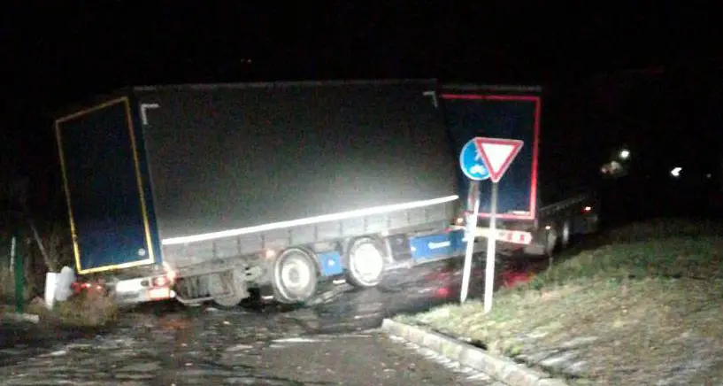 Camion finisce fuori strada a Cardano
